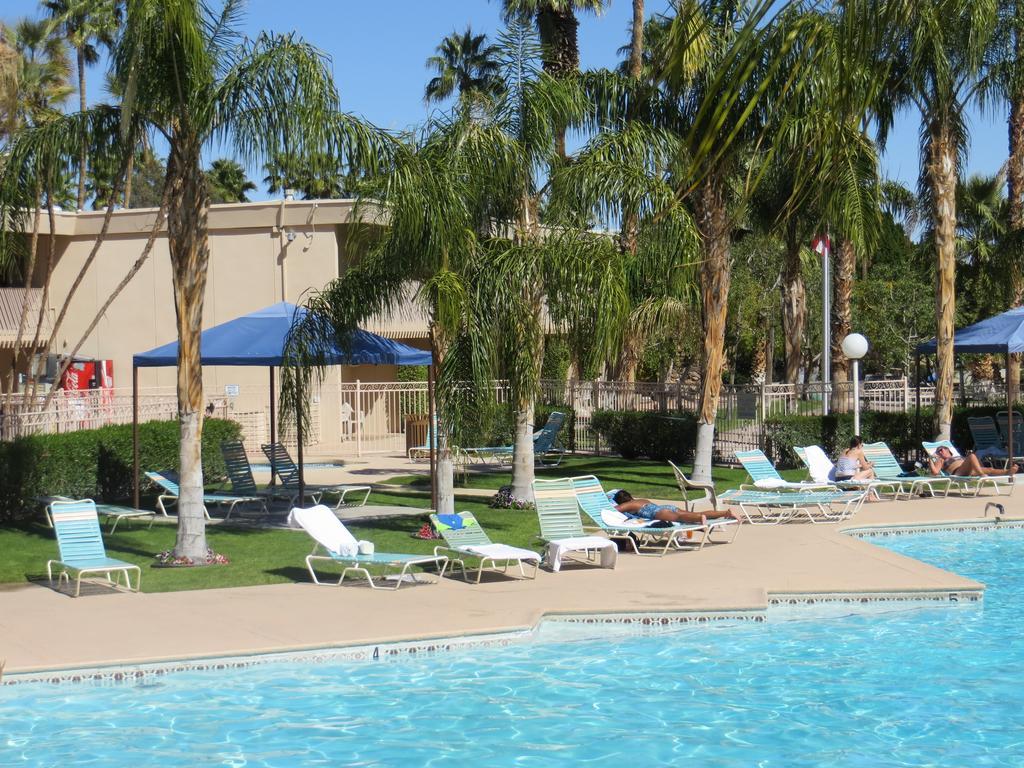 Days Inn By Wyndham Palm Springs Bagian luar foto