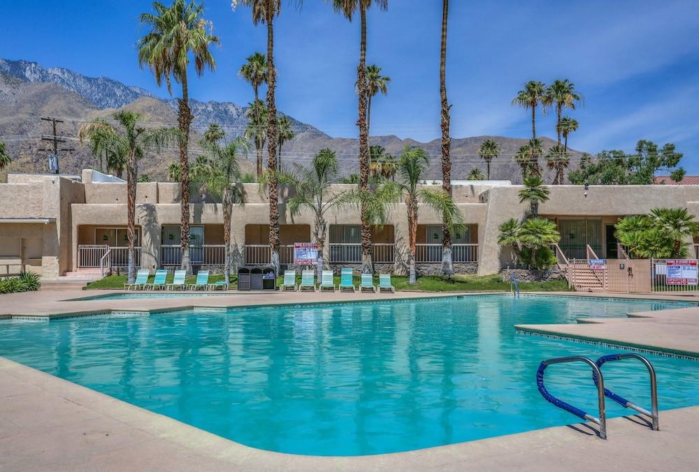 Days Inn By Wyndham Palm Springs Bagian luar foto