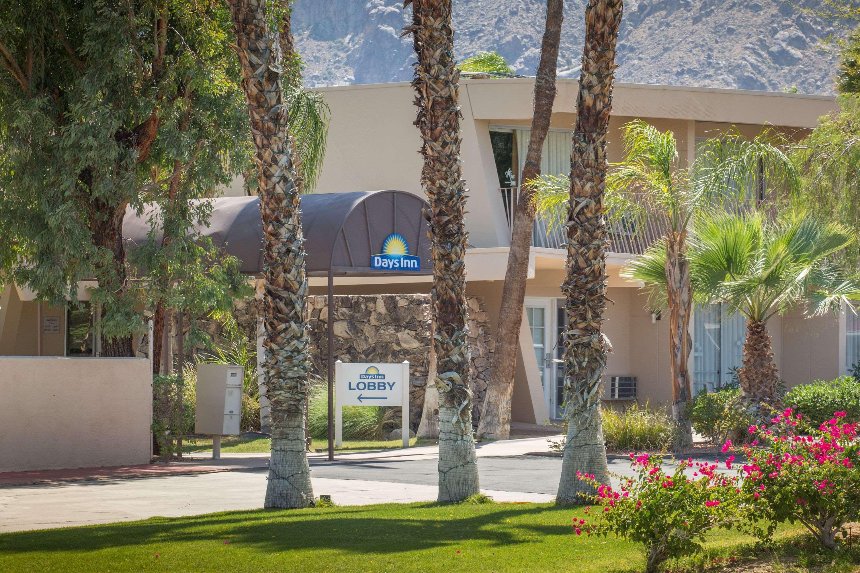 Days Inn By Wyndham Palm Springs Bagian luar foto