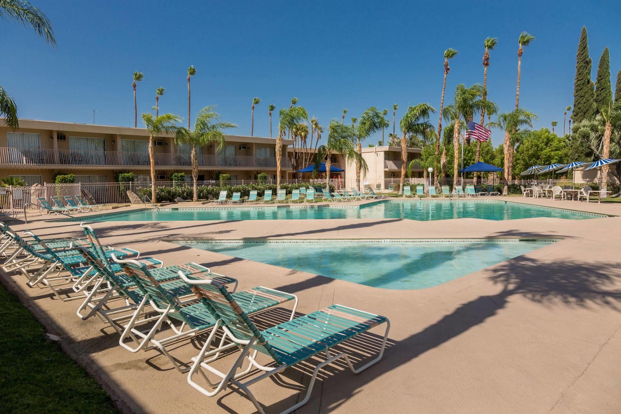 Days Inn By Wyndham Palm Springs Bagian luar foto