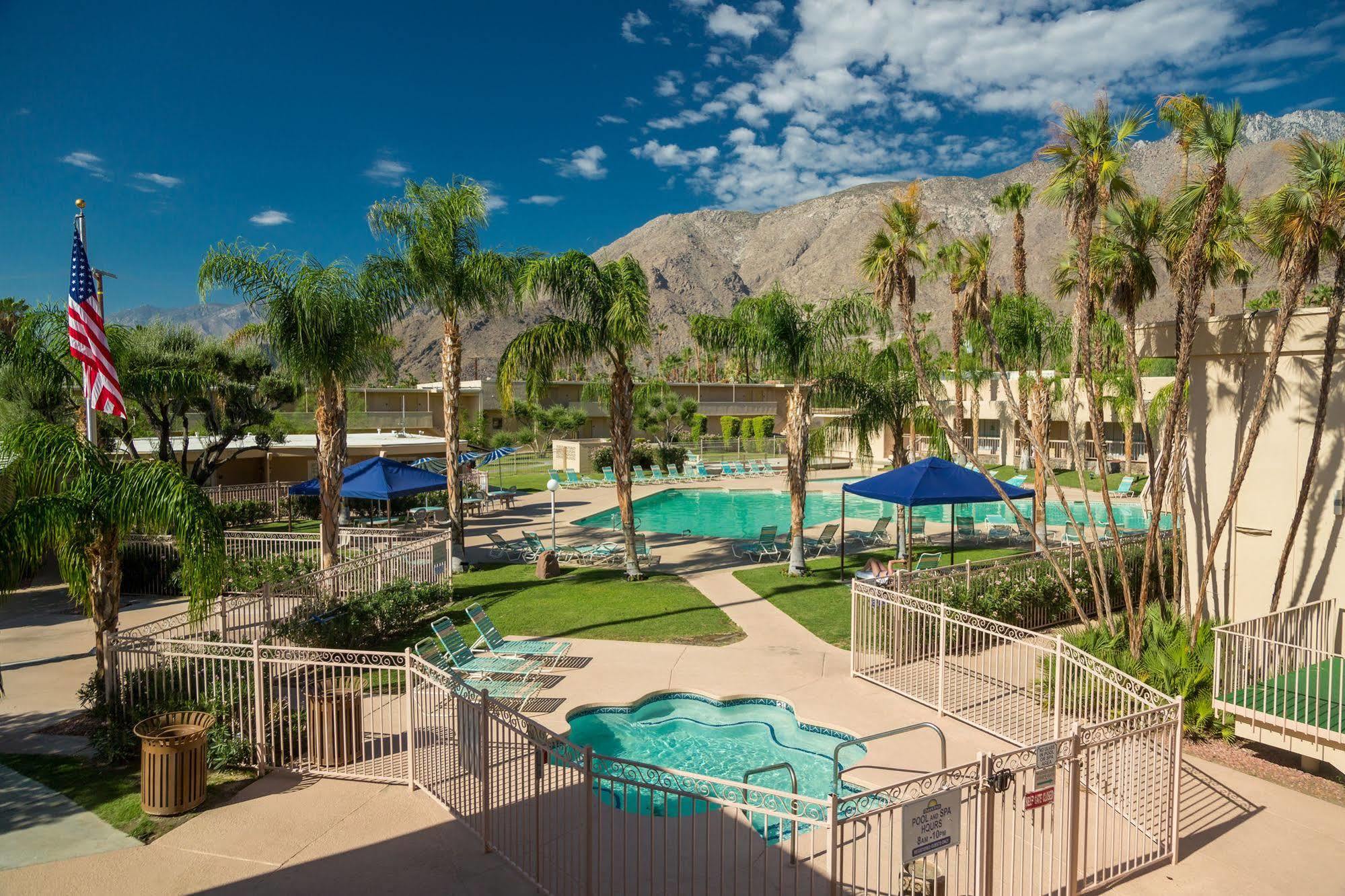 Days Inn By Wyndham Palm Springs Bagian luar foto